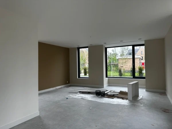 Lege woonkamer met strak afgewerkte wand en vloer