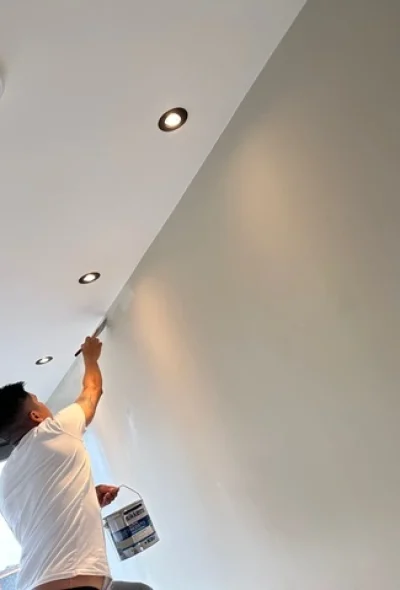 Vakman van HARO's brengt spuitwerk aan op een plafond