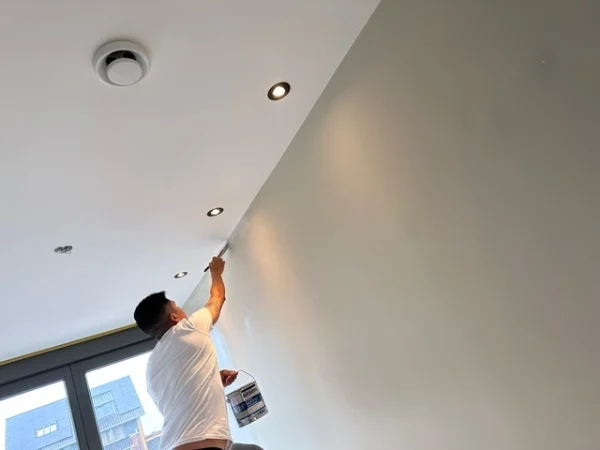 Vakman van HARO's brengt spuitwerk aan op een plafond