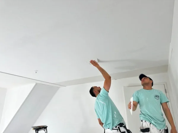 Twee vakmensen van HARO's werken aan een plafond