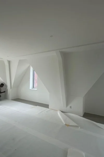 Strak afgewerkte lichte zolderkamer