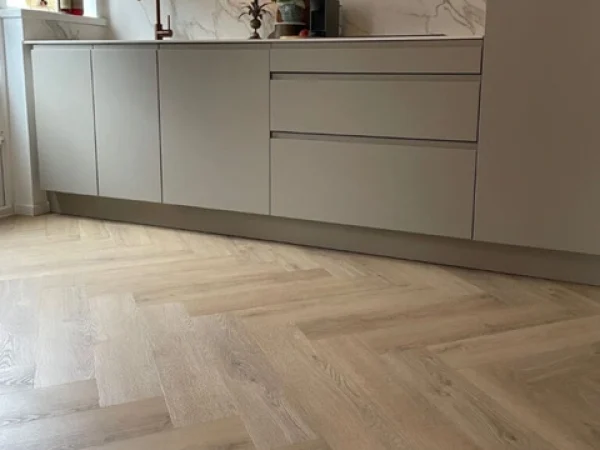 Keuken met visgraat vloer en marmeren spatwand